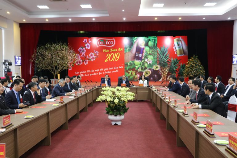 Thủ tướng chính phủ Nguyễn Xuân Phúc tới thăm và kiểm tra sản xuất tại Công ty Cổ phần thực phẩm xuất khẩu Đồng Giao