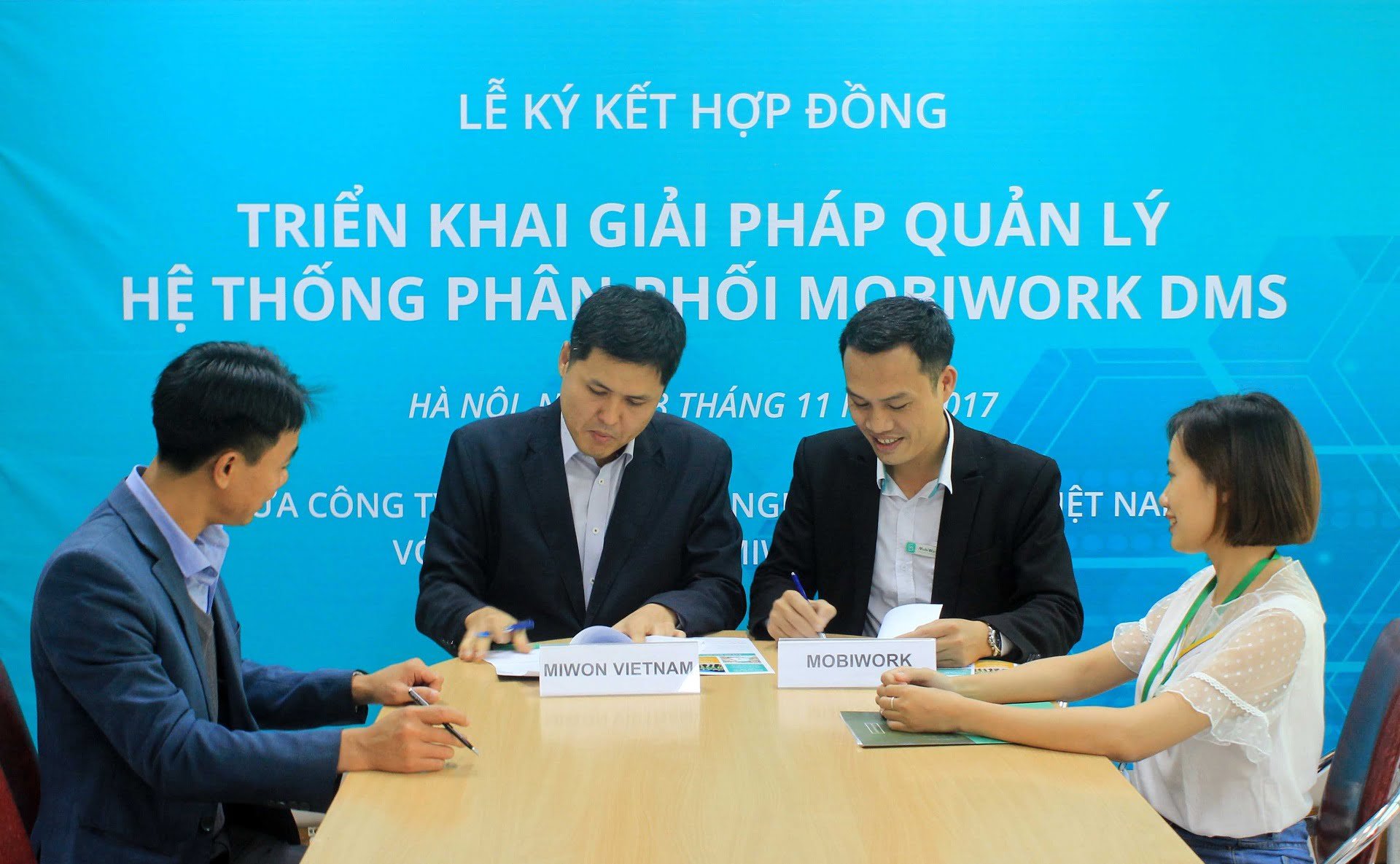Mr.Jung Im Jeong (trái) - Giám đốc kinh doanh Miwon Việt Nam ký kết hợp đồng triển khai phần mềm dms