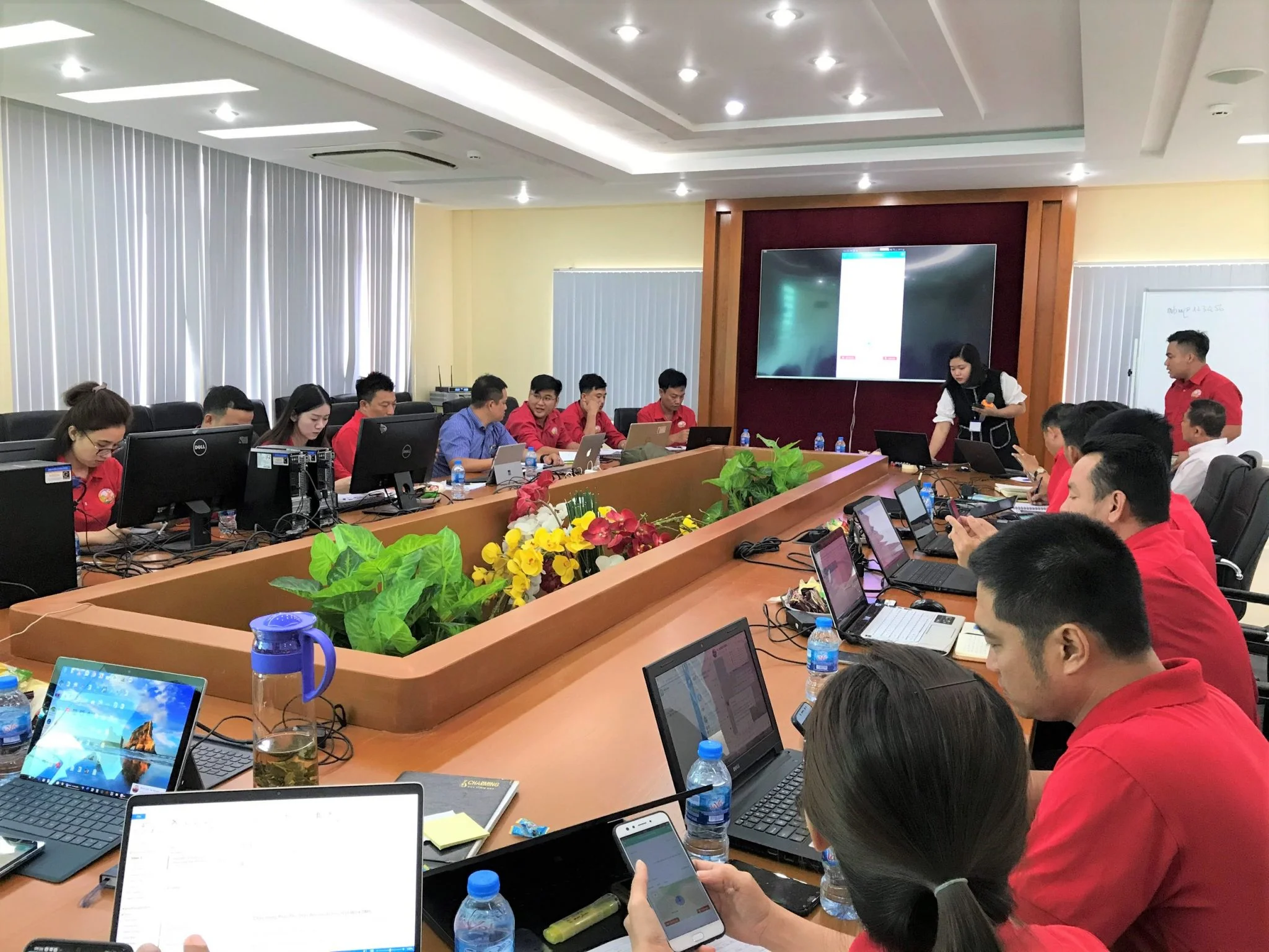 mobiwork DMS Được biết, Công ty cổ phần phân bón Hà Lan đã từng triển khai phần mềm DMS của một nhà cung cấp có tên tuổi trên thị trường. Tuy nhiên, sau hơn một năm sử dụng phần mềm vẫn chưa đáp ứng được yêu cầu và đem lại hiệu quả cao.