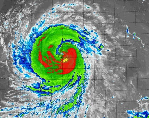 Bản đồ nhiệt dự báo về cơn bão trên Thái Bình Dương chụp từ vũ trụ. Càng gần tâm bão màu đỏ, mức độ nguy hiểm sẽ càng lớn. Ảnh: Internet