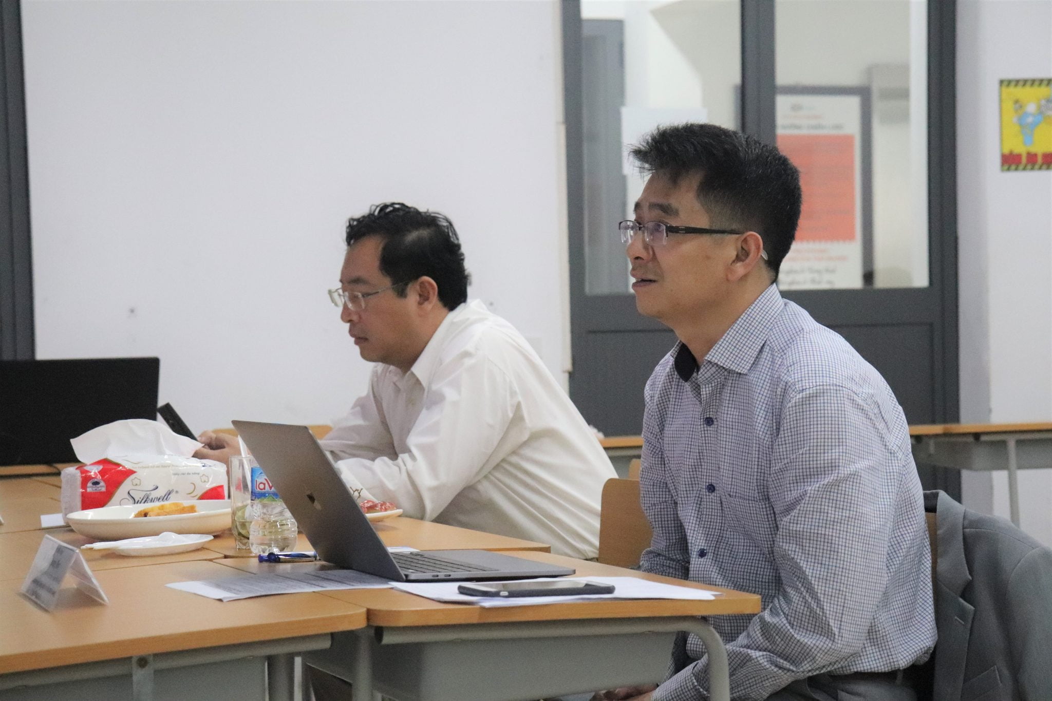 Hội đồng BGK số 09: Ông Phạm Quang Huy (bên phải) - Học viện Khoa học, Công nghệ và đổi mới sáng tạo, Ông Phạm Hồng Quất (bên trái) - Cục trưởng cục Phát triển thị trường và Doanh nghiệp KHCN