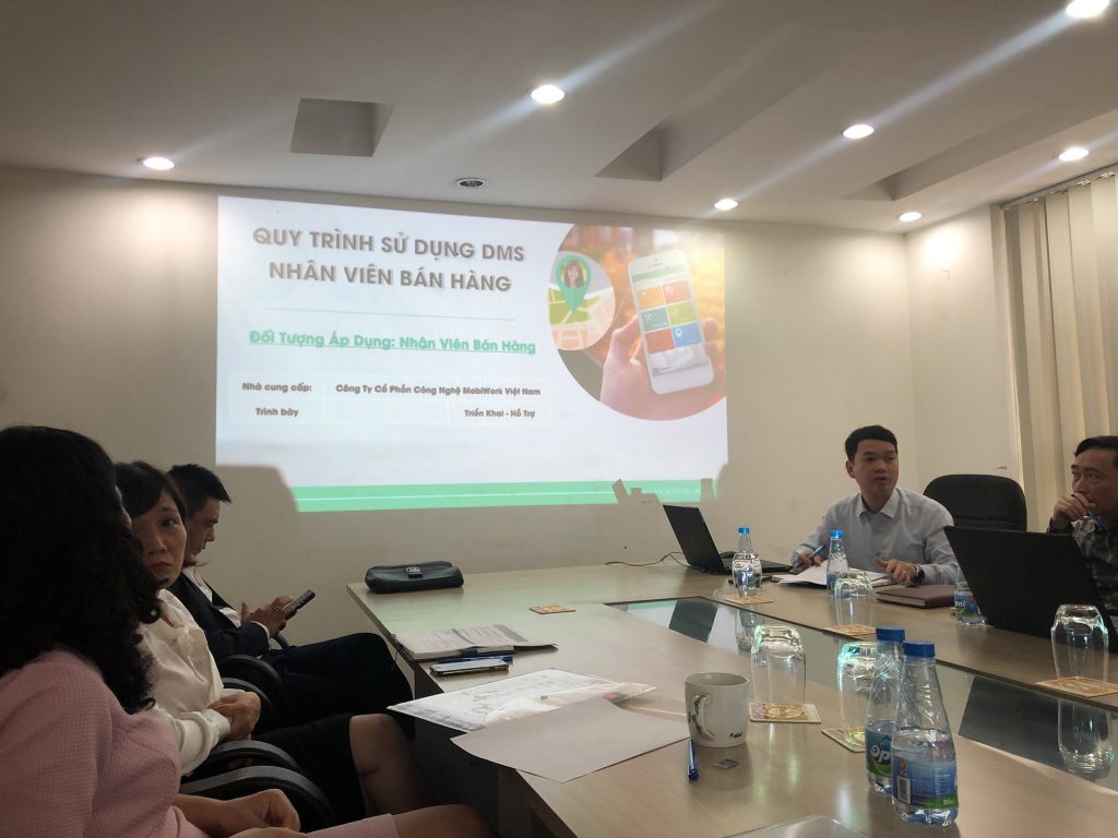 Ảnh trong buổi đào tạo hướng dẫn sử dụng phần mềm MobiWork DMS cho Bia Việt Hà