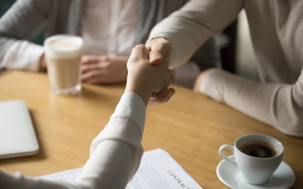 Làm việc với các bộ phận trung gian hay liên quan là một trong những nhiệm vụ của một nhân viên kinh doanh